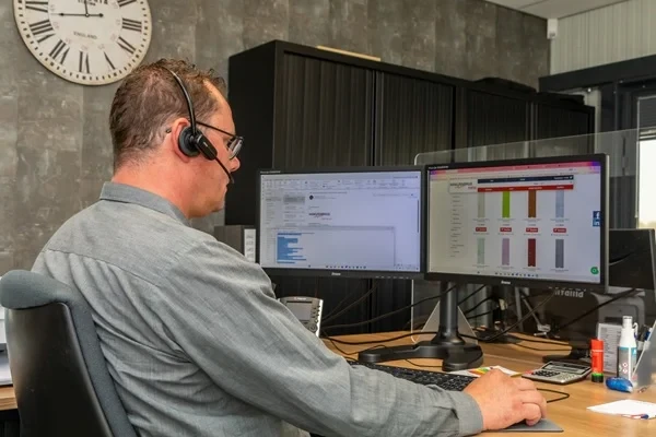 Man achter computer bezig op kantoor